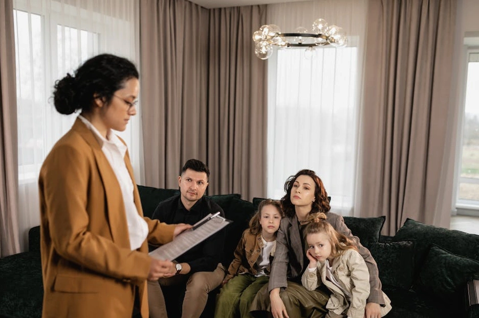 Specjalista PR analizujący dane na spotkaniu